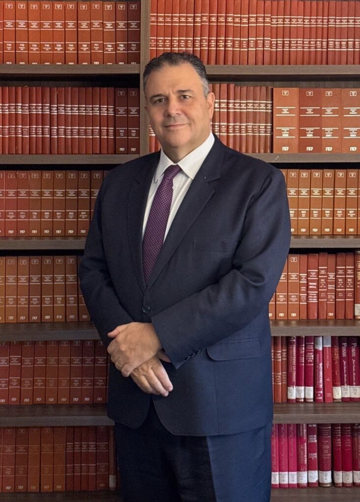 Dr. Pedro Benedito Maciel Neto, socio-fundador da Maciel Neto Advocacia, na biblioteca do escritorio em Campinas