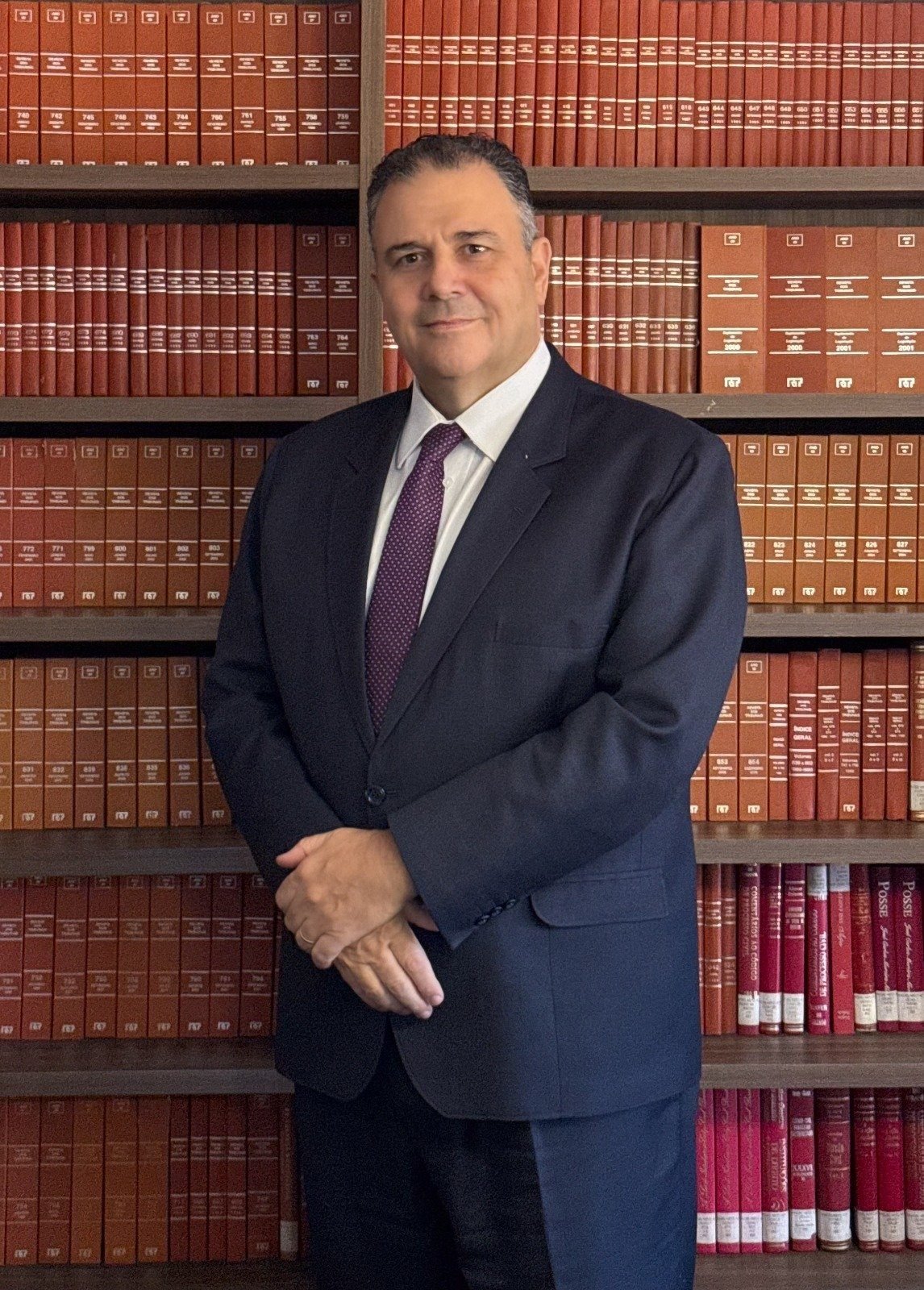 Dr. Pedro Benedito Maciel Neto, socio-fundador da Maciel Neto Advocacia, na biblioteca do escritorio em Campinas